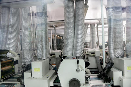 工程師在工廠調(diào)整機器與集成電路設計